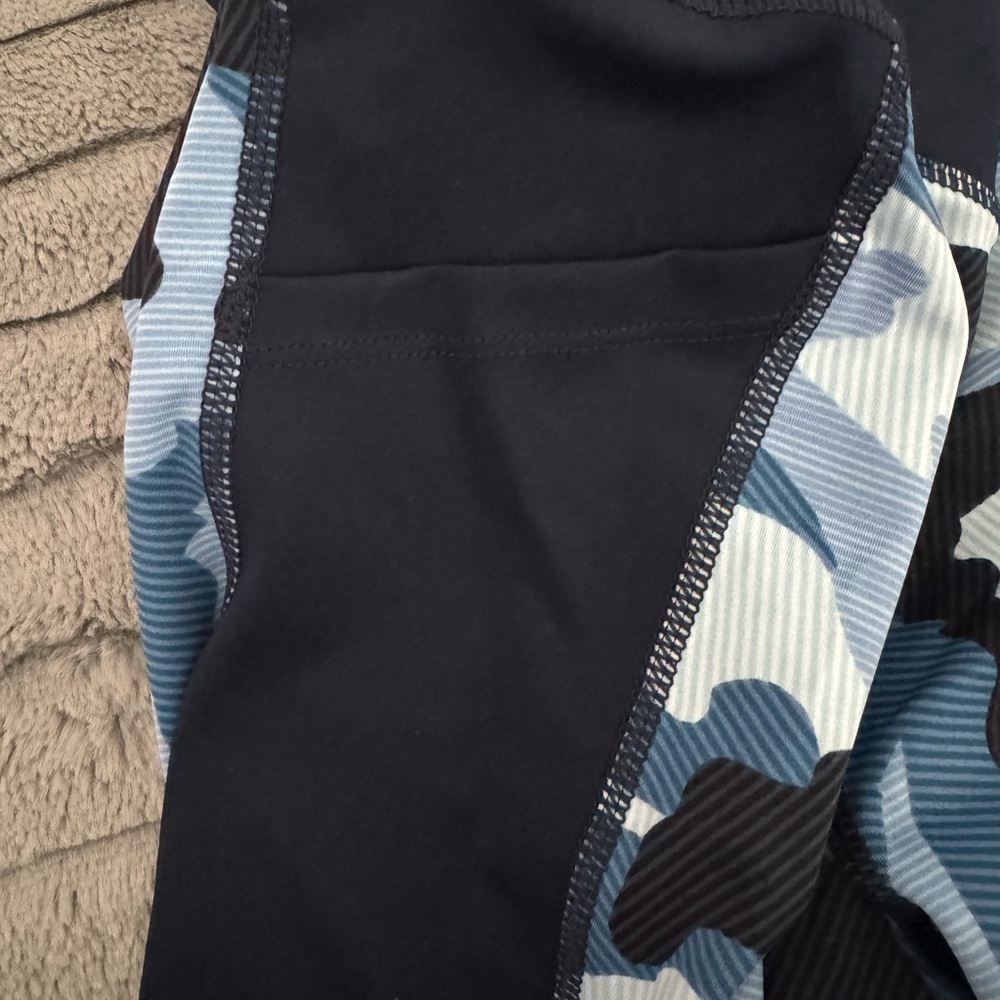 LulaRoe Rise compression workout pants. - Picture 3 of 4